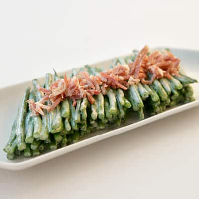 Haricots verts à la crème, fines herbes et allumettes de jambon séché